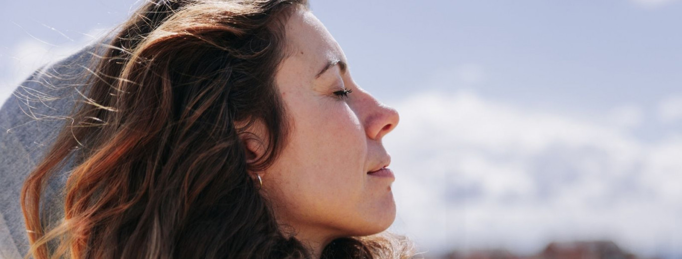 estres-piscosi-salut-mental.jpg Noia respirant profundament