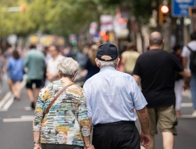 Dues persones grans passejant per la ciutat.