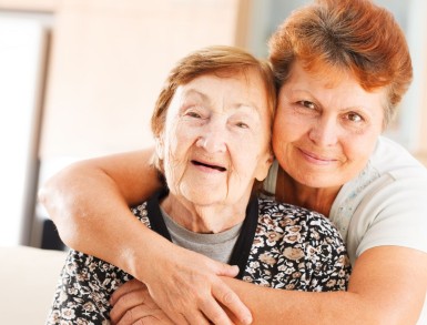 Persona gran i la seva cuidadora
