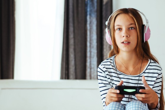 Niña jugando a videojuego