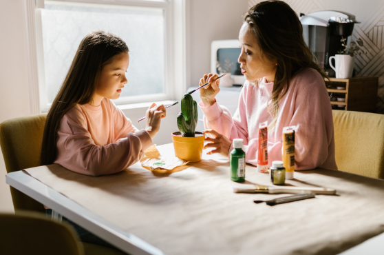 Madre e hija adolescente haciendo una actividad.