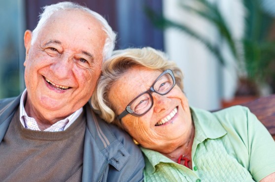 Dos personas mayores sonriendo