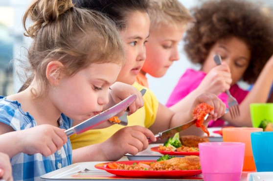 Infants menjant a l'escola.