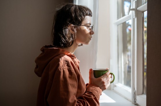 Noia amb TEA mirant per la finestra