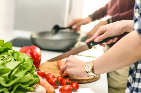 Dos personas cocinando